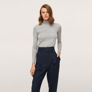 Belt straight-fit pants.